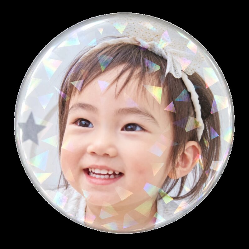 56mm ホログラム缶バッジの作例。笑顔の写真にホログラムの輝き